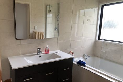 Photo of property in 17 Sevilla Place, Unsworth Heights, Auckland, 0632