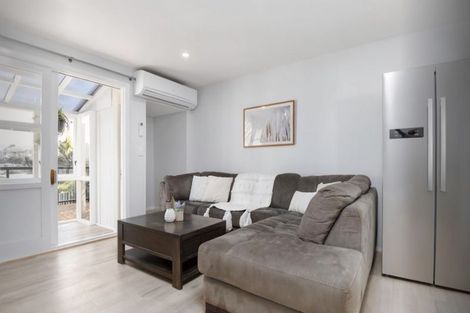 Photo of property in 2/25 Kingsbridge Place, Newlands, Wellington, 6037