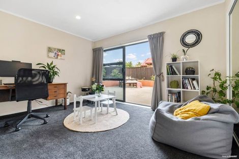 Photo of property in 15 Gardone Terrace, Conifer Grove, Takanini, 2112