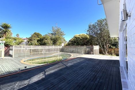 Photo of property in 15 Glenroy Place, Green Bay, Auckland, 0604