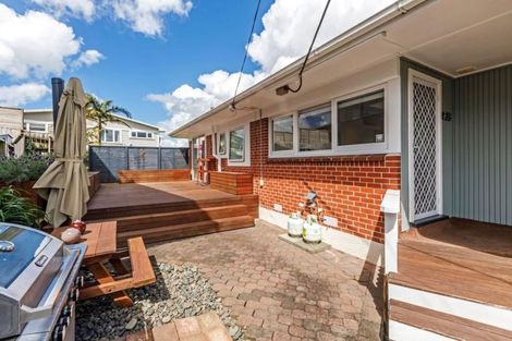 Photo of property in 2/83a Pupuke Road, Northcote, Auckland, 0627