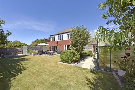 Photo of property in 11 Thornwood Place, Redwood, Christchurch, 8051