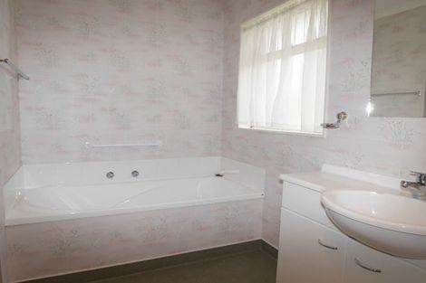 Photo of property in 9 Greenaway Road, Waikanae, 5036