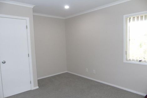 Photo of property in 52 Dress Circle, Newlands, Wellington, 6037