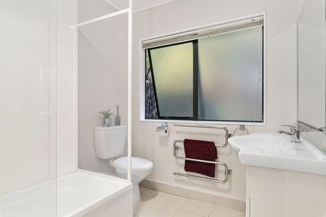 Photo of property in 1/8 Dee Place, Torbay, Auckland, 0630