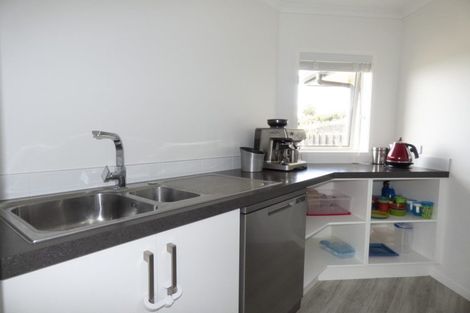 Photo of property in 12 Oakmont Crescent, Waiwhakaiho, New Plymouth, 4312