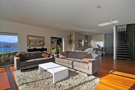 Photo of property in 2 Tai Paku Paku Road, Karaka Bays, Wellington, 6022