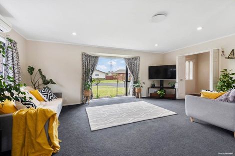 Photo of property in 15 Gardone Terrace, Conifer Grove, Takanini, 2112