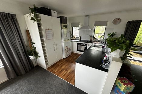 Photo of property in 9 Shale Avenue, Massey, Auckland, 0614