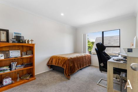 Photo of property in 4 Kingsclere Place, Goodwood Heights, Auckland, 2105