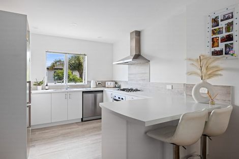 Photo of property in 8/22 Northcross Drive, Oteha, Auckland, 0632