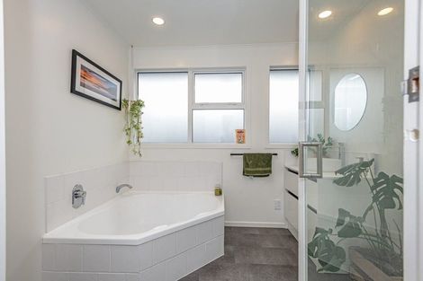 Photo of property in 20 Motuoapa Place, Kelvin Grove, Palmerston North, 4414