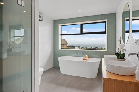 Photo of property in 2 Bluewater View, Mount Pleasant, Christchurch, 8081