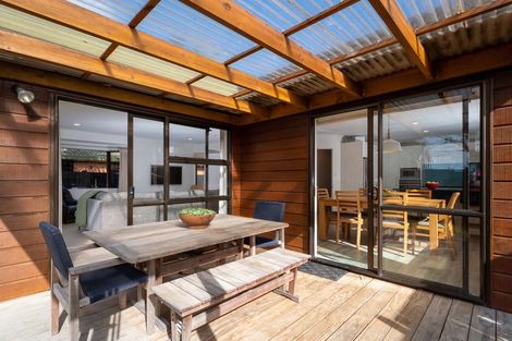 Photo of property in 1/11 Javelin Place, West Harbour, Auckland, 0618