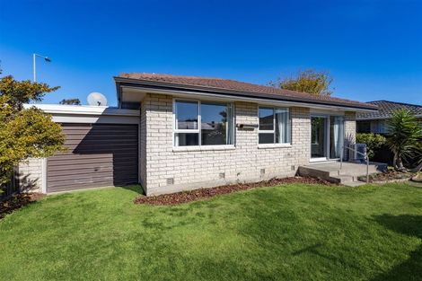 Photo of property in 2/2 Queenspark Drive, Parklands, Christchurch, 8083