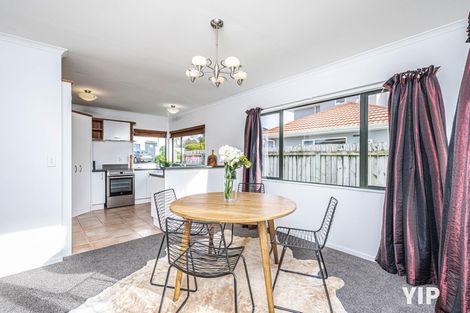 Photo of property in 1a Bennett Grove, Newlands, Wellington, 6037