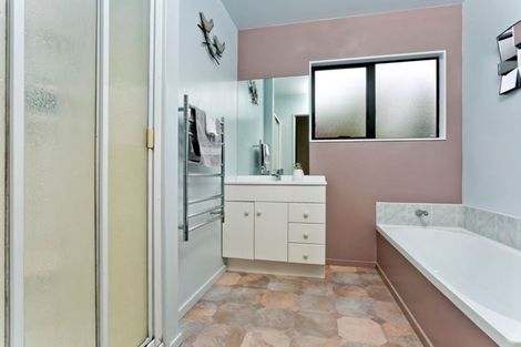 Photo of property in 2/19 Sapphire Place, Bayview, Auckland, 0629