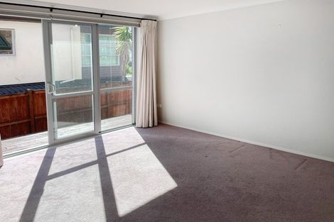 Photo of property in 6 Springvale Drive, Fairview Heights, Auckland, 0632