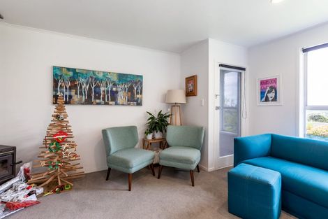 Photo of property in 2/52 Staincross Street, Green Bay, Auckland, 0604