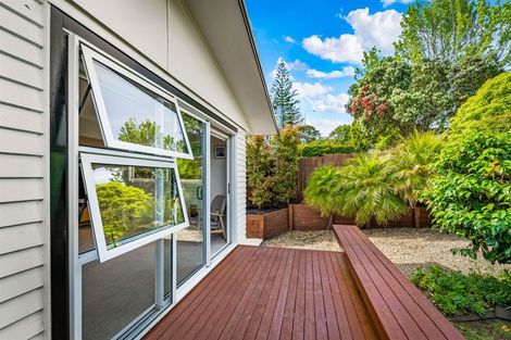 Photo of property in 70 Blakeborough Drive, Forrest Hill, Auckland, 0620