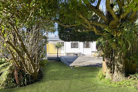 Photo of property in 50 Woodside Avenue, Northcote, Auckland, 0627