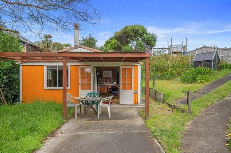 Photo of property in 11 James Street, Waikawa Beach, Manakau, 5573