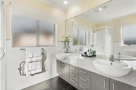 Photo of property in 10 Briar Vale Place, Flat Bush, Auckland, 2016