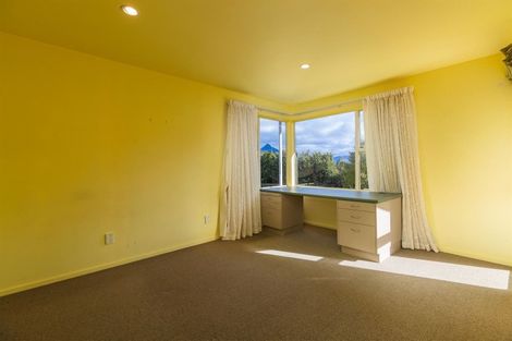 Photo of property in 23 Balmoral Drive, Kelvin Heights, Queenstown, 9300