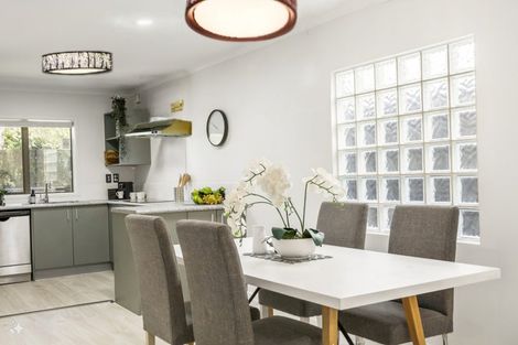 Photo of property in 27 Verdale Circle, Glen Eden, Auckland, 0602