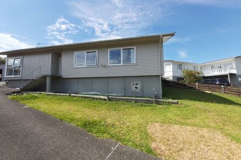 Photo of property in 11 Emirau Place, Glenfield, Auckland, 0629