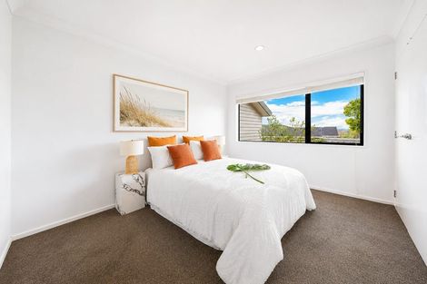 Photo of property in 20 Mackwell Road, Fairview Heights, Auckland, 0632