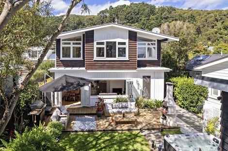 Photo of property in 25 Marine Parade, Eastbourne, Lower Hutt, 5013