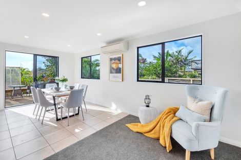 Photo of property in 35 English Oak Drive, Schnapper Rock, Auckland, 0632