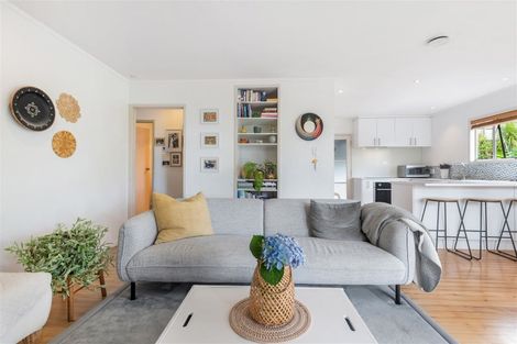 Photo of property in 1/9 De Val Drive, Titirangi, Auckland, 0604