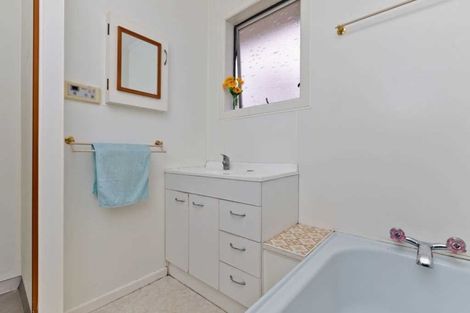 Photo of property in 4 Cheval Drive, Totara Vale, Auckland, 0629