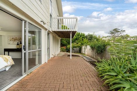 Photo of property in 38 Deverell Place, Northcross, Auckland, 0632