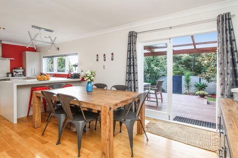 Photo of property in 26 Atkinson Road, Titirangi, Auckland, 0604