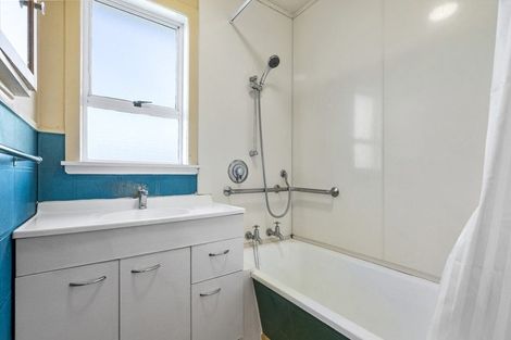 Photo of property in 62 Ninia Road, Paraite, New Plymouth, 4373