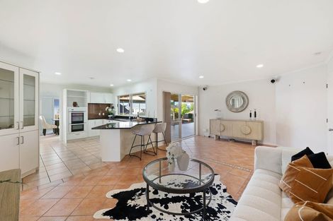 Photo of property in 33 Wiltshire Place, Somerville, Auckland, 2014