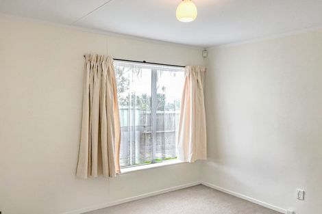 Photo of property in 15a Bayswater Place, Newlands, Wellington, 6037