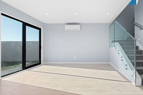 Photo of property in 8 Taipahitini Road, Rosehill, 2113