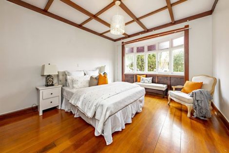 Photo of property in 14 Waiohua Road, Greenlane, Auckland, 1061