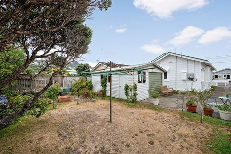 Photo of property in 70 Endeavour Street, Lyall Bay, Wellington, 6022