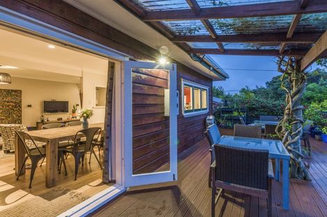 Photo of property in 26 Atkinson Road, Titirangi, Auckland, 0604