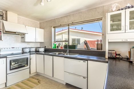 Photo of property in 37 Edgecombe Street, Newlands, Wellington, 6037