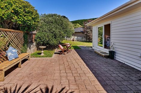Photo of property in 16b Saint Edmund Crescent, Tawa, Wellington, 5028