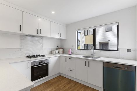 Photo of property in 12e Kelwyn Road, Kelston, Auckland, 0602