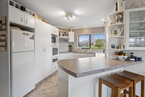 Photo of property in 17 Greenwood Place, Fitzherbert, Palmerston North, 4410