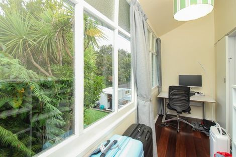 Photo of property in 35 Farm Road, Northland, Wellington, 6012