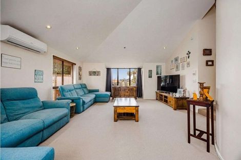 Photo of property in 22 Gillard Place, Eastern Beach, Auckland, 2012